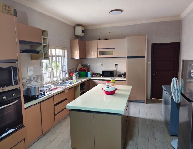 5 Bedroom fully detached House with 2 Rooms BQ